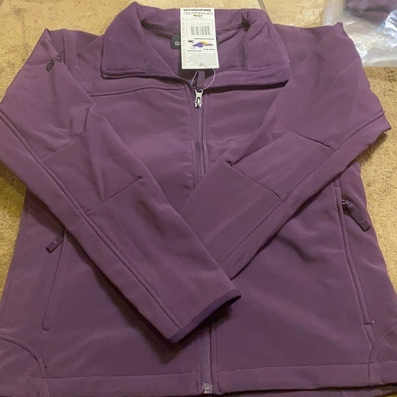 🎁 2 Conquer the Elements Jackets - Picture 2 of 7